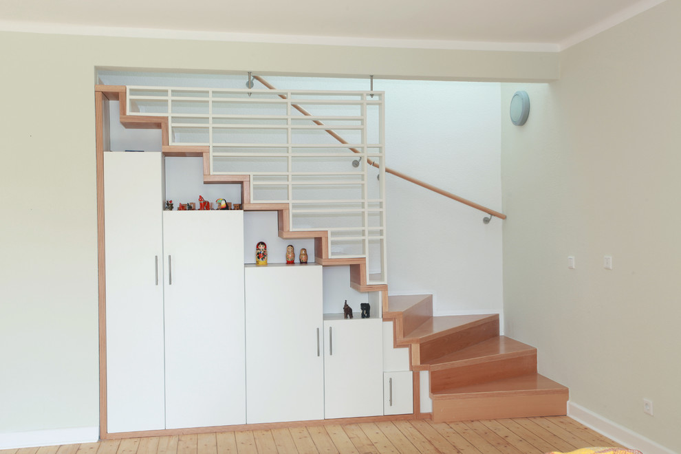 Cette photo montre un escalier moderne.