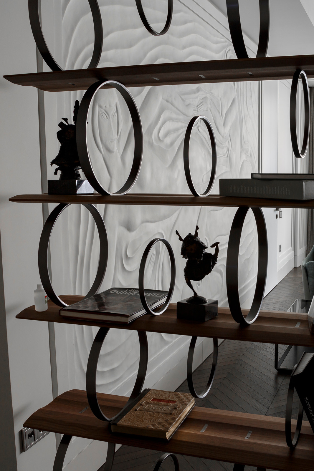 Барельеф на Козихинском