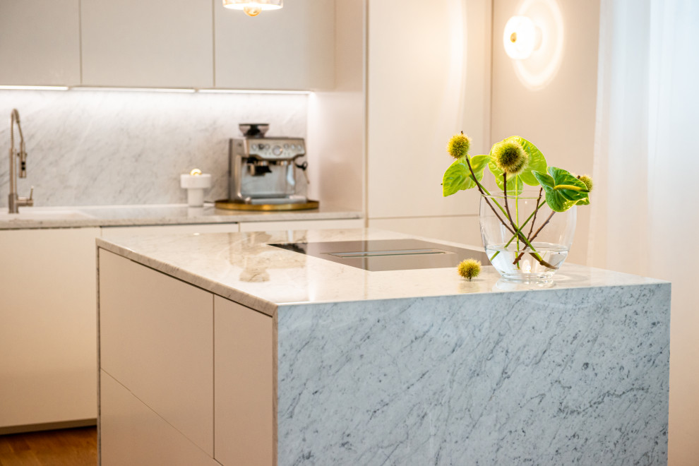 Offene, Einzeilige, Mittelgroße Moderne Küche mit Marmor-Arbeitsplatte, Kücheninsel und weißer Arbeitsplatte in Stuttgart