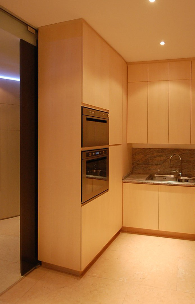 Modern inredning av ett mellanstort kök med öppen planlösning, med en dubbel diskho, släta luckor, skåp i ljust trä, marmorbänkskiva, rosa stänkskydd, stänkskydd i sten, rostfria vitvaror och marmorgolv