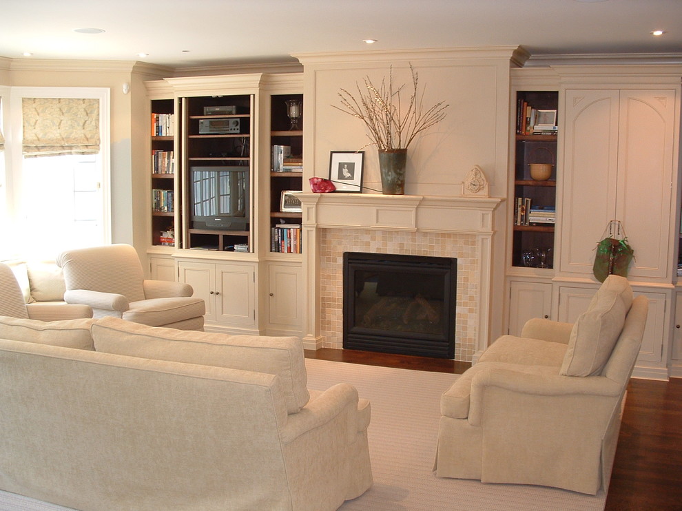 Design ideas for a traditional family room in Toronto.