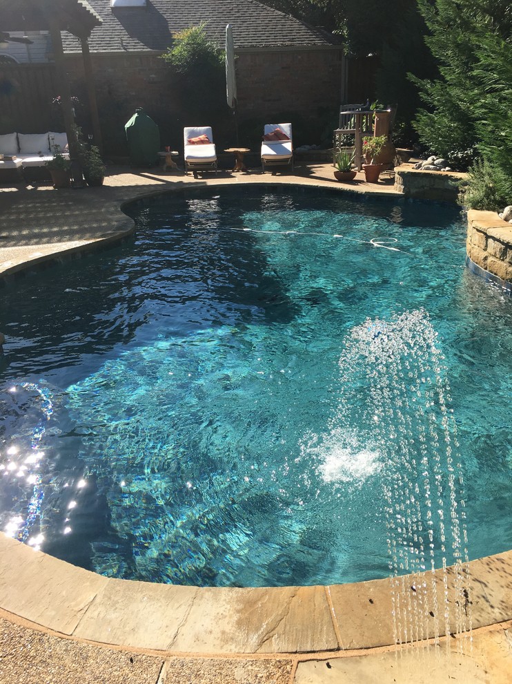 Foto di una piscina rustica personalizzata di medie dimensioni e dietro casa con piastrelle