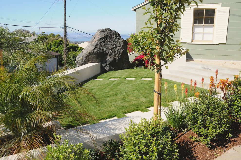 На фото: участок и сад в стиле модернизм