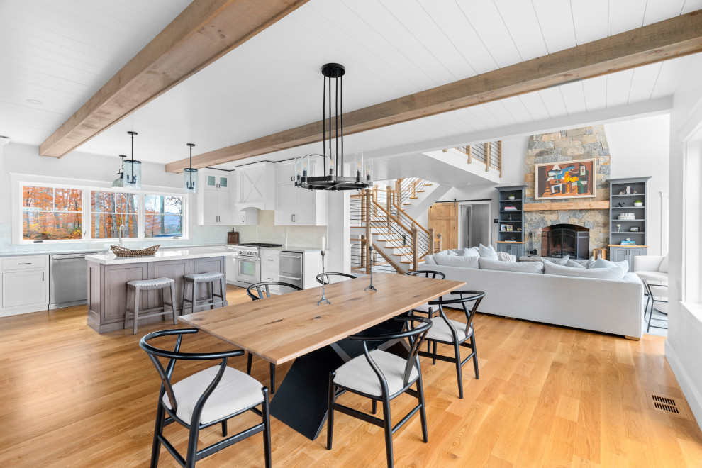 Dining room - rustic dining room idea