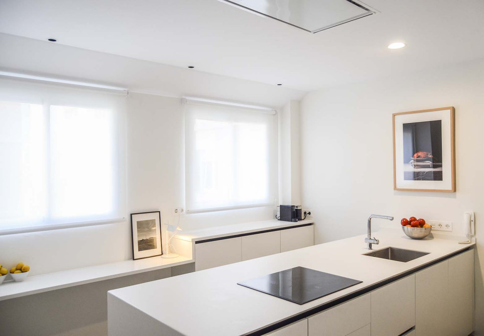 Esempio di una cucina lineare minimal con lavello sottopiano, ante lisce, ante bianche, pavimento in marmo, penisola, pavimento bianco e top bianco