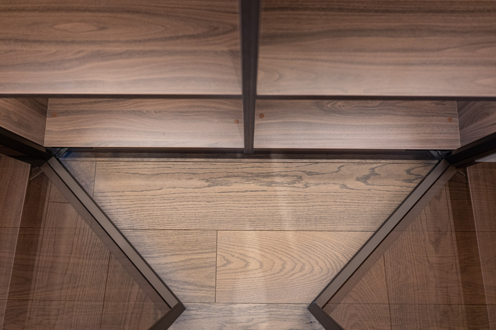 Гардеробная комната с распашными стеклянными RPE фасадами