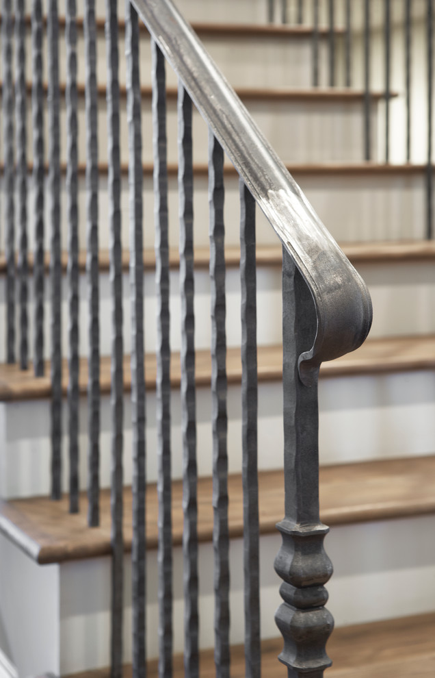 Источник вдохновения для домашнего уюта: п-образная деревянная лестница в классическом стиле с деревянными ступенями