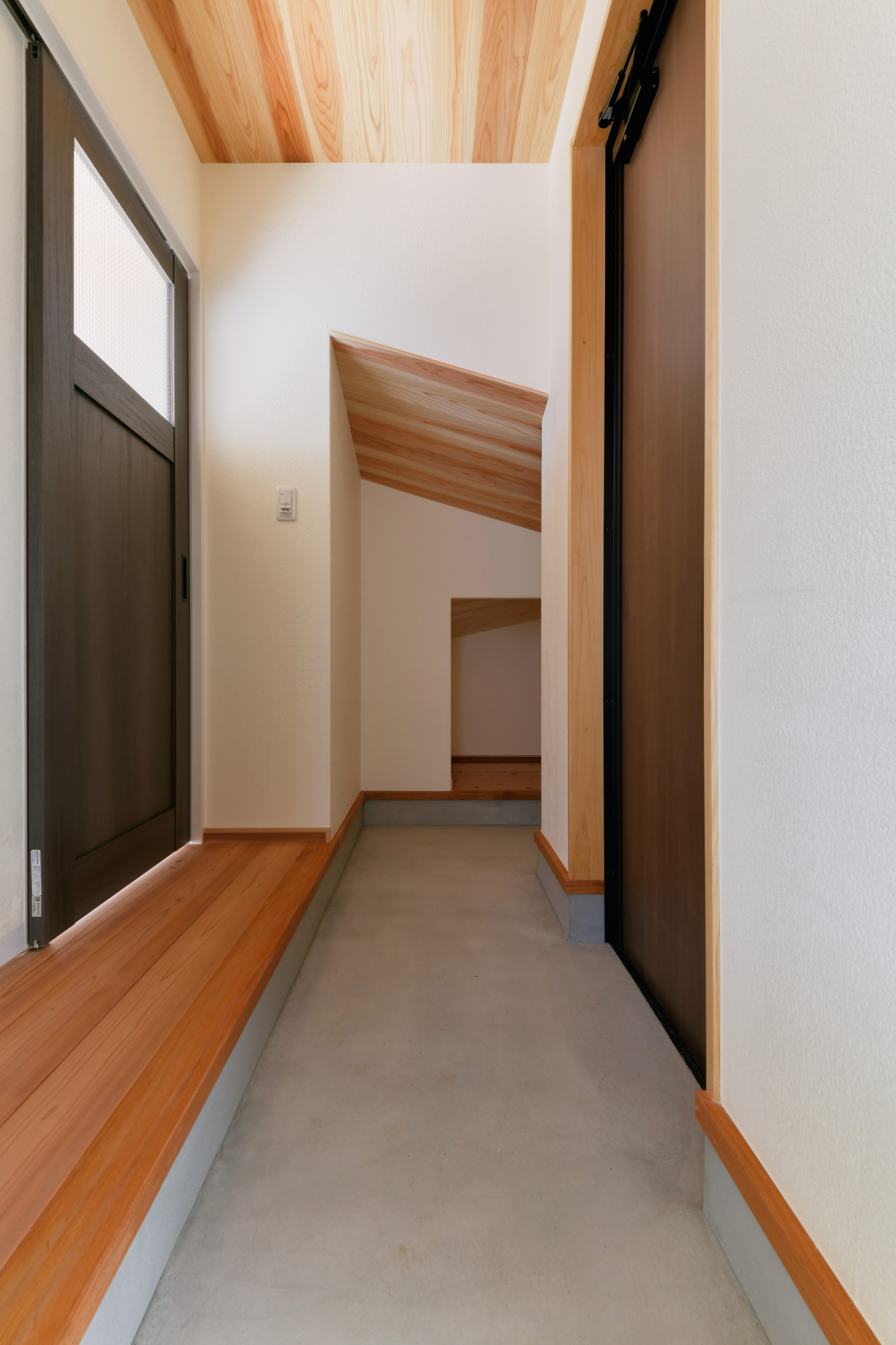 土間×無垢床の切り替えしが、住まい手の哲学を感じる家