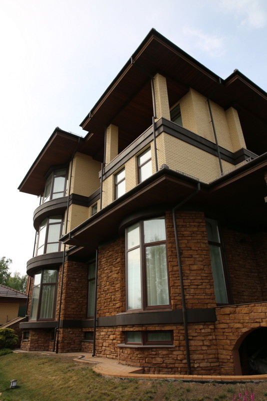 Дом на склоне