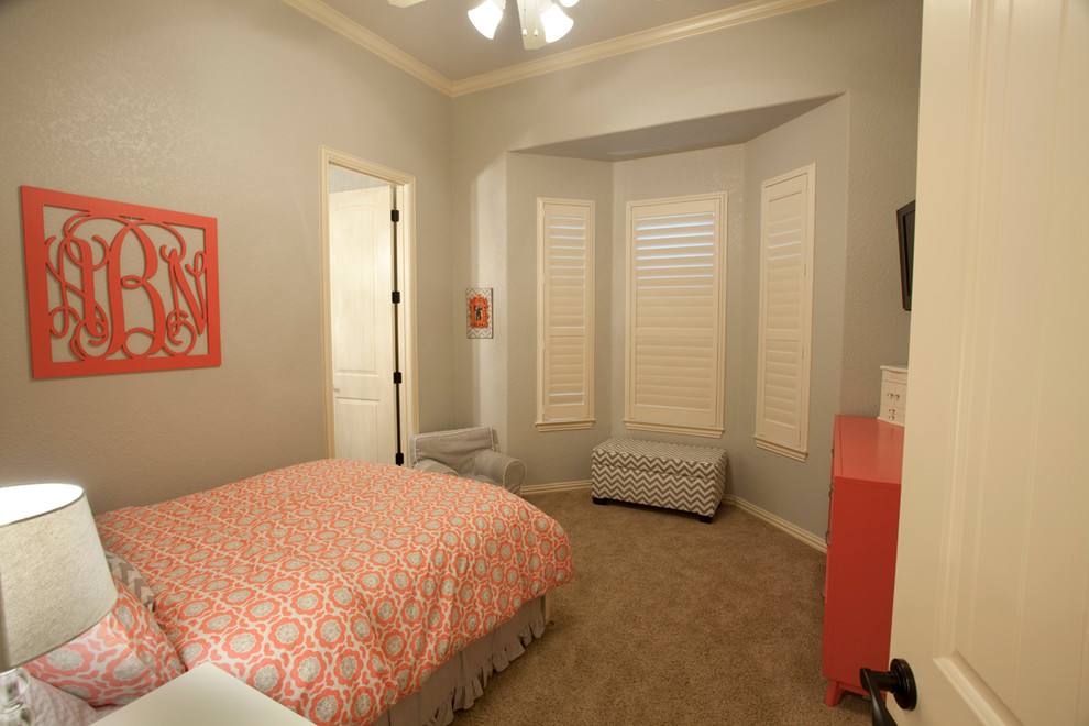 Inspiration for a mid-sized traditional guest bedroom in Dallas with grey walls and carpet.