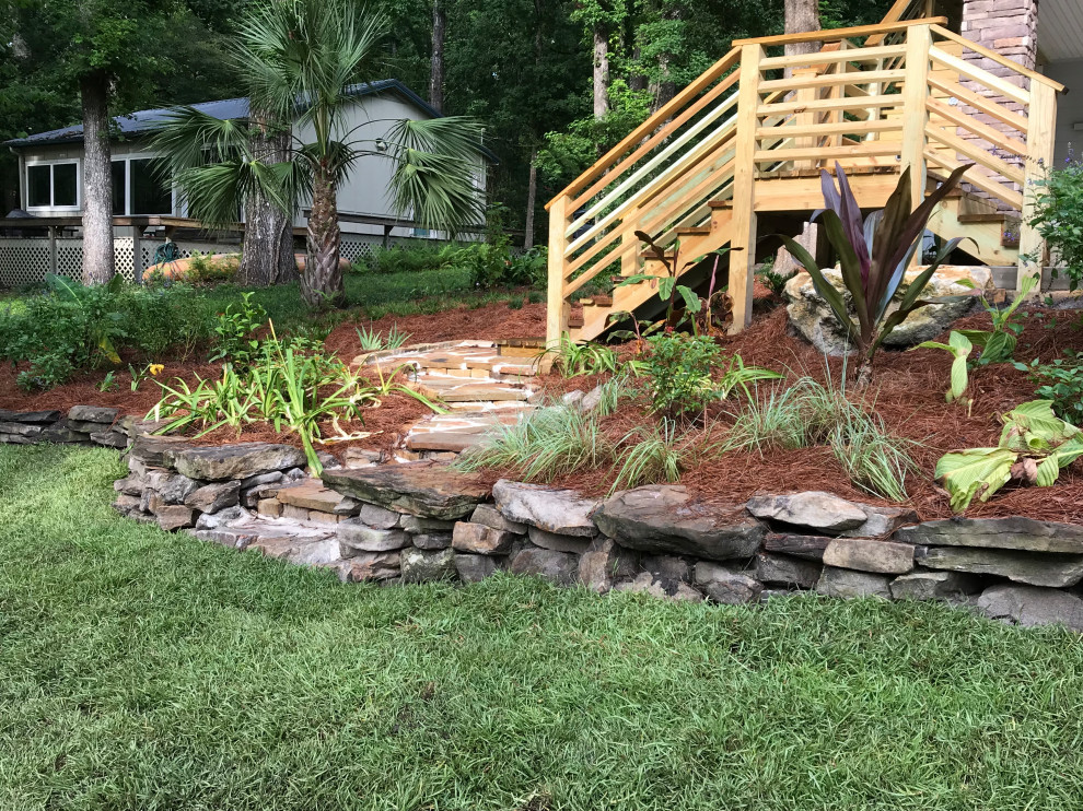 Example of a mountain style deck design in Miami