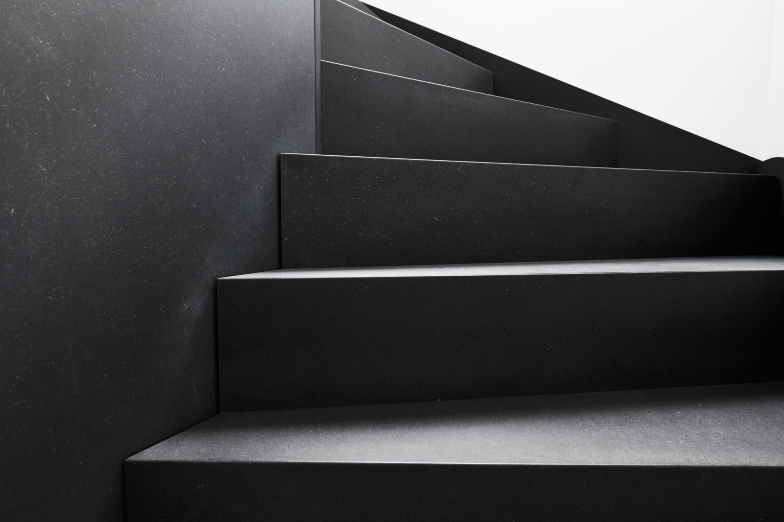 Черная лестница в проеме с окном