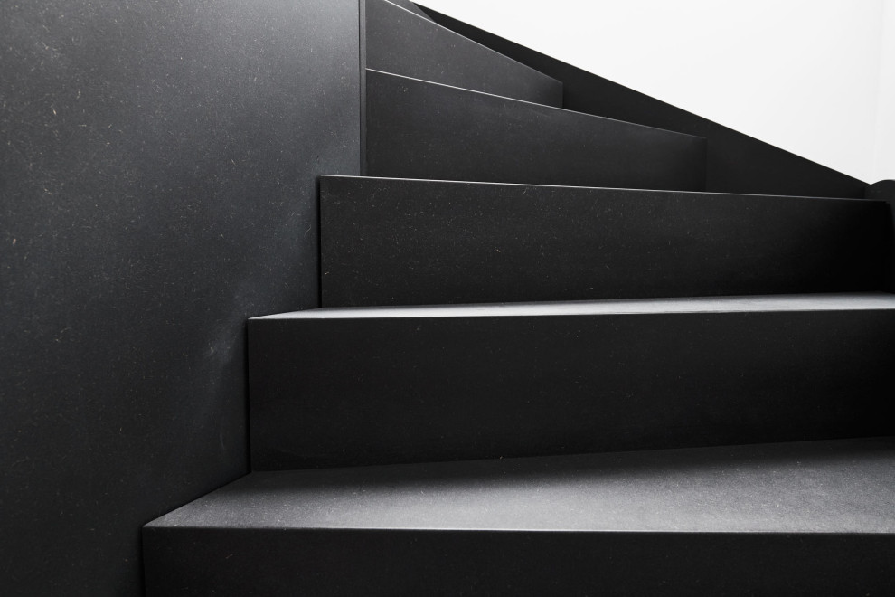 Черная лестница в проеме с окном