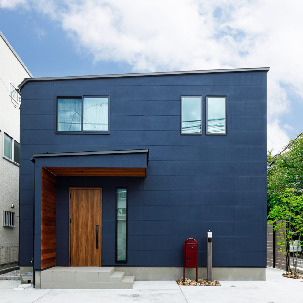 Ispirazione per la villa blu industriale a due piani di medie dimensioni con rivestimenti misti, tetto piano, copertura in metallo o lamiera e tetto nero