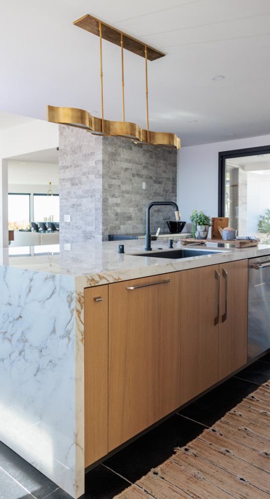 Inspiration for a modern kitchen in Orange County.