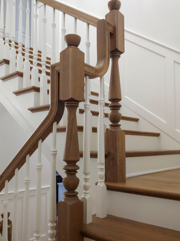 Mittelgroße Klassische Treppe in U-Form mit gebeizten Holz-Setzstufen und vertäfelten Wänden in Washington, D.C.