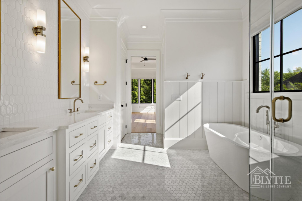 Inredning av ett stort flerfärgad flerfärgat en-suite badrum, med luckor med infälld panel, vita skåp, ett fristående badkar, en hörndusch, vit kakel, vita väggar, ett undermonterad handfat, grått golv och dusch med gångjärnsdörr