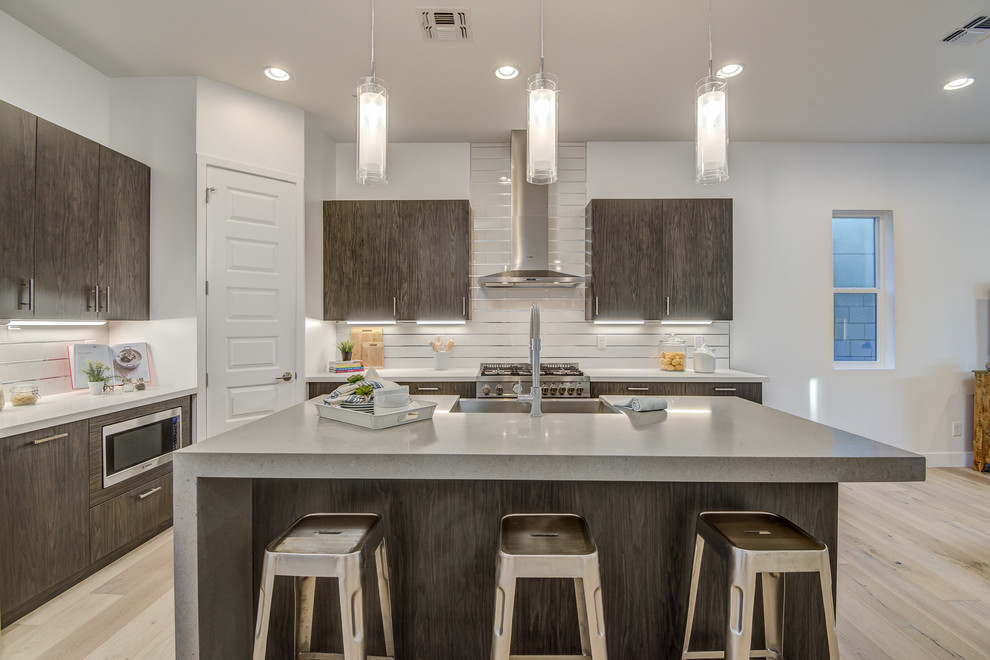Example of a minimalist kitchen design in Phoenix