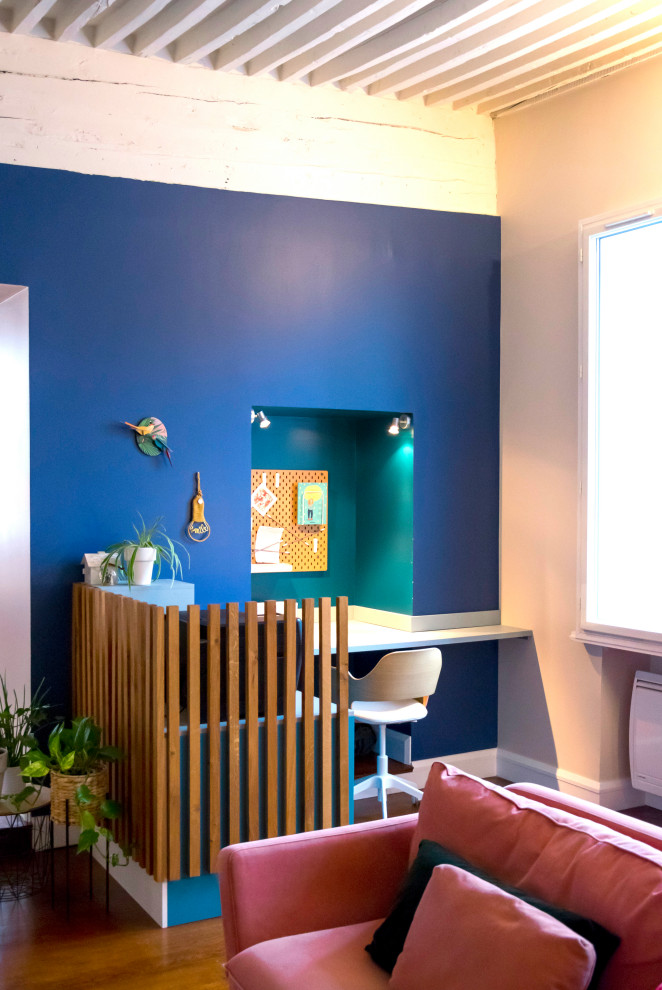 Foto de salón blanco y madera minimalista con paredes azules y suelo de madera oscura