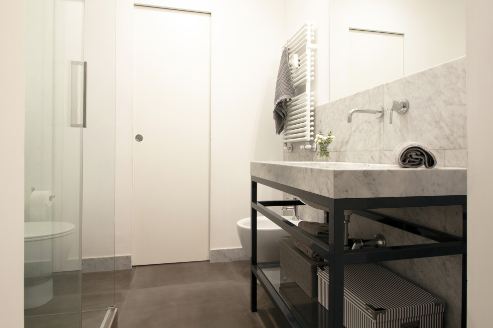 На фото: маленькая серо-белая ванная комната в стиле модернизм с открытыми фасадами, серыми фасадами, угловым душем, инсталляцией, мраморной плиткой, белыми стенами, полом из керамогранита, душевой кабиной, врезной раковиной, мраморной столешницей, серым полом, душем с раздвижными дверями, серой столешницей, сиденьем для душа, тумбой под одну раковину и напольной тумбой для на участке и в саду