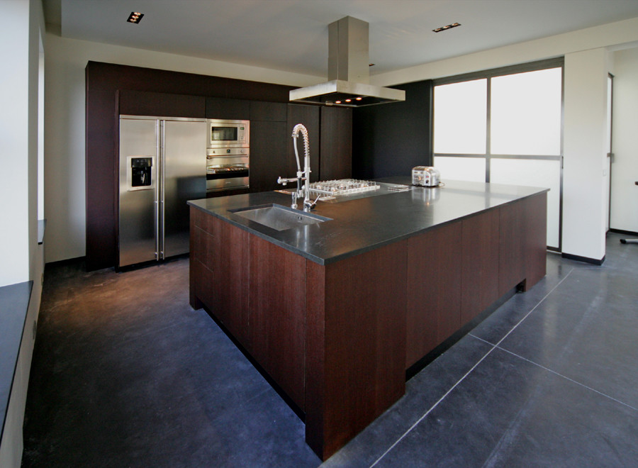 This is an example of a contemporary kitchen in Brussels.