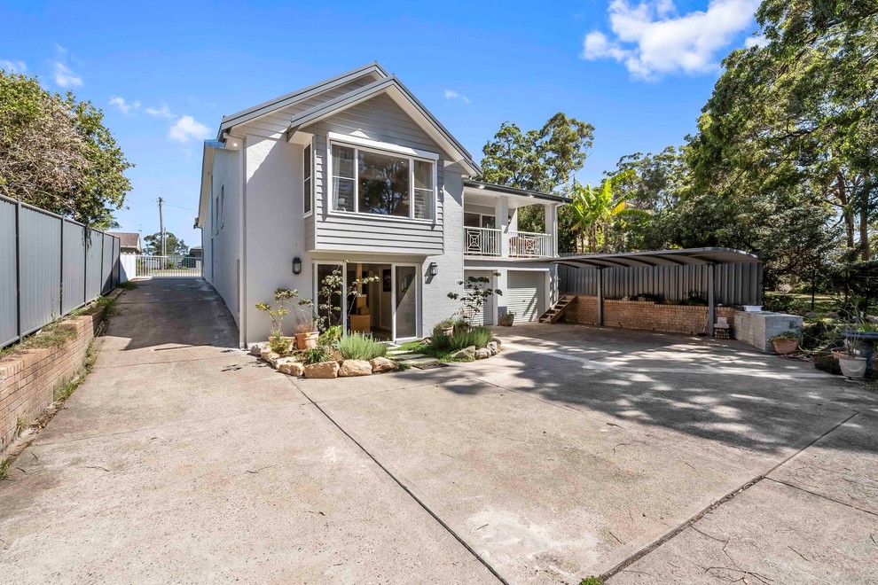 Design ideas for a contemporary exterior in Gold Coast - Tweed.