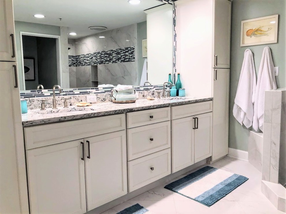 Large beach style master bathroom in Other with shaker cabinets, white cabinets, an open shower, a two-piece toilet, multi-coloured tile, glass tile, green walls, porcelain floors, an undermount sink, engineered quartz benchtops, white floor and multi-coloured benchtops.