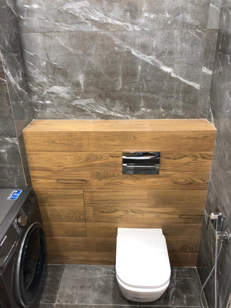 Стильный дизайн: туалет среднего размера в современном стиле с инсталляцией, керамогранитной плиткой, полом из керамогранита, накладной раковиной и подвесной тумбой - последний тренд