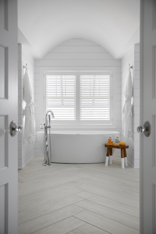 Стильный дизайн: ванная комната в морском стиле с отдельно стоящей ванной, белыми стенами, серым полом и стенами из вагонки - последний тренд