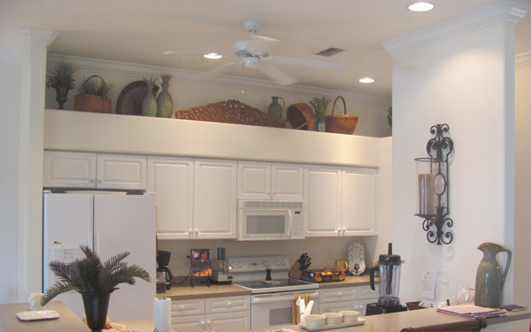 Home design - mid-sized transitional home design idea in Miami