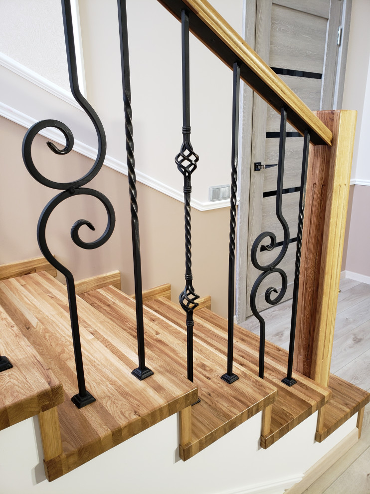 Лестница из дуба с коваными ограждениями