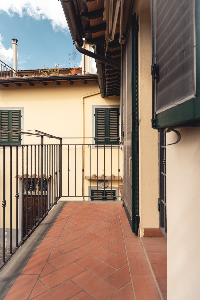 На фото: маленький балкон и лоджия в современном стиле с козырьком и металлическими перилами в квартире для на участке и в саду