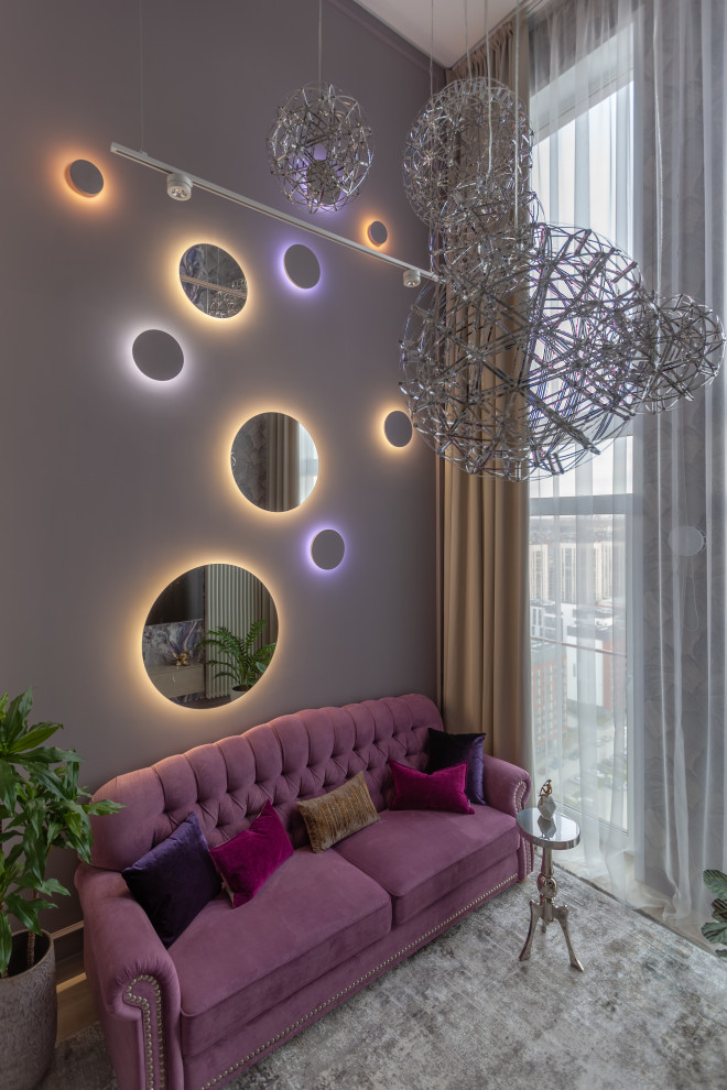 Exempel på ett stort modernt loftrum, med lila väggar, vinylgolv, en väggmonterad TV och beiget golv
