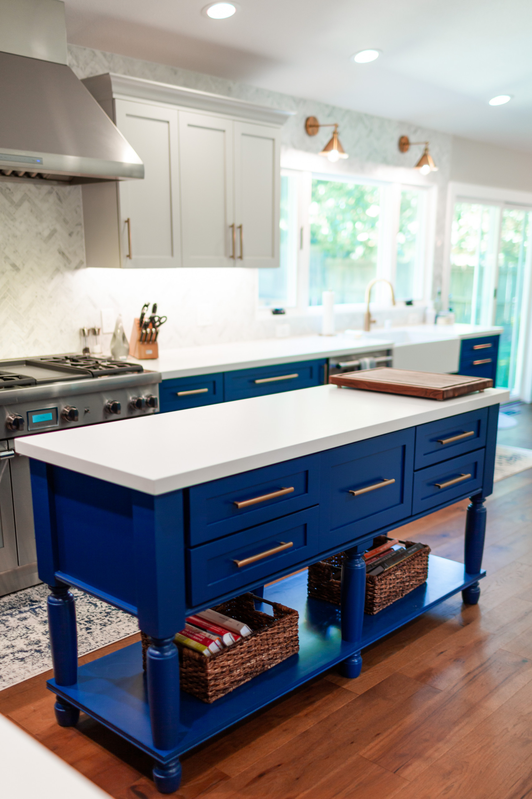 Stunning Kitchen w Blue Island