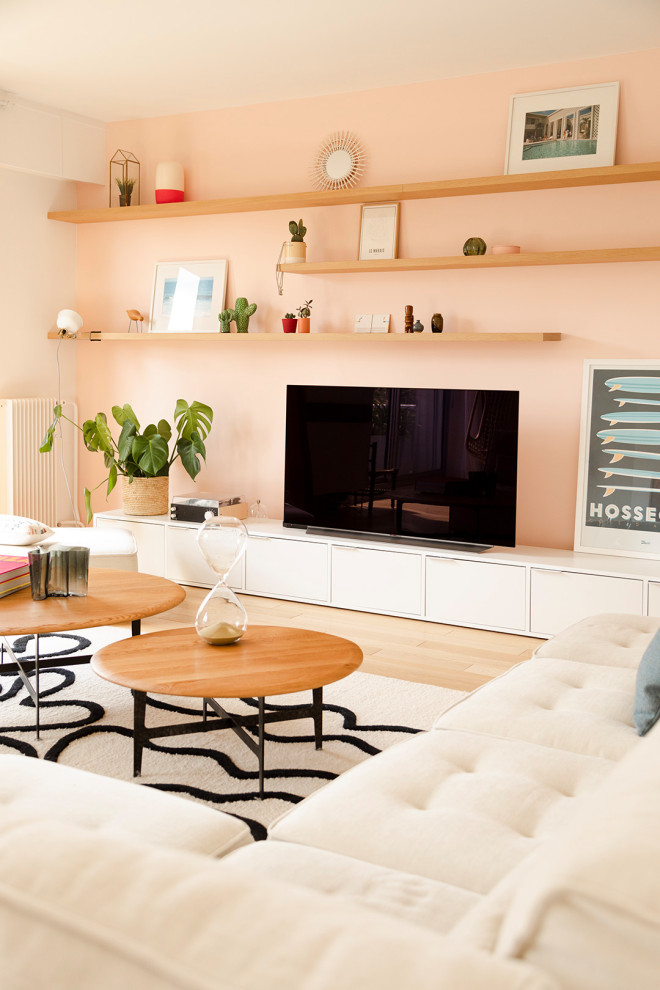 Foto di un grande soggiorno chiuso con libreria, pareti bianche, parquet chiaro, camino classico, TV autoportante e pavimento beige