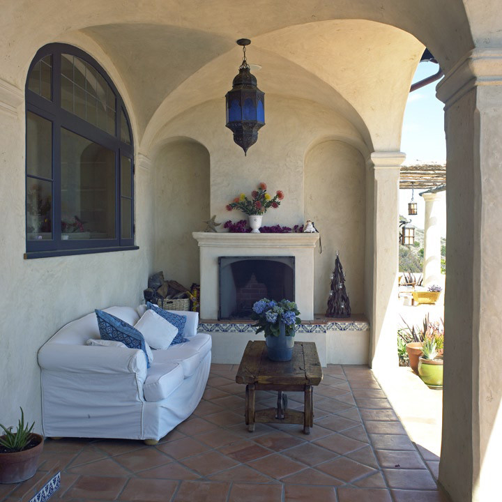 This is an example of a mediterranean verandah in Los Angeles.