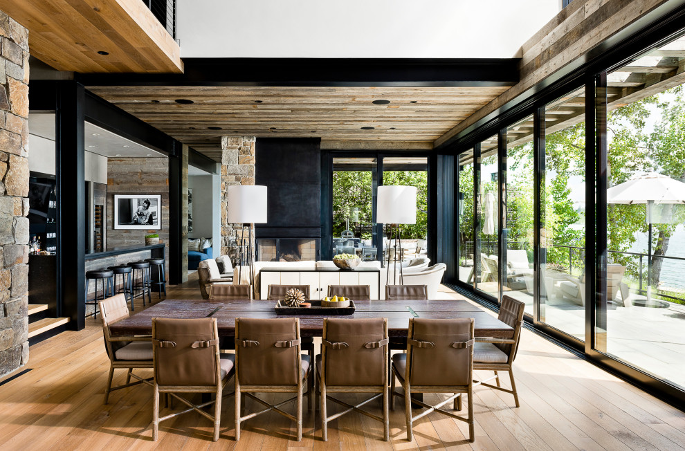 Esempio di una sala da pranzo minimal con pareti bianche, parquet chiaro, pavimento beige e soffitto in legno