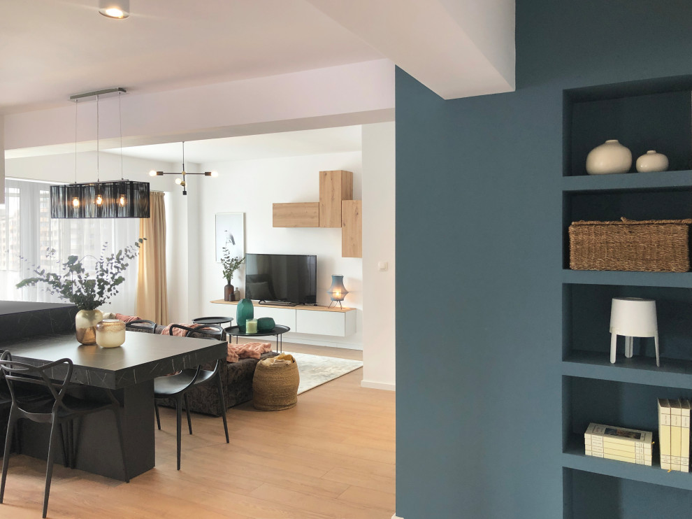 Exemple d'un salon mansardé ou avec mezzanine blanc et bois moderne de taille moyenne avec un mur bleu, sol en stratifié, un téléviseur indépendant et un sol beige.