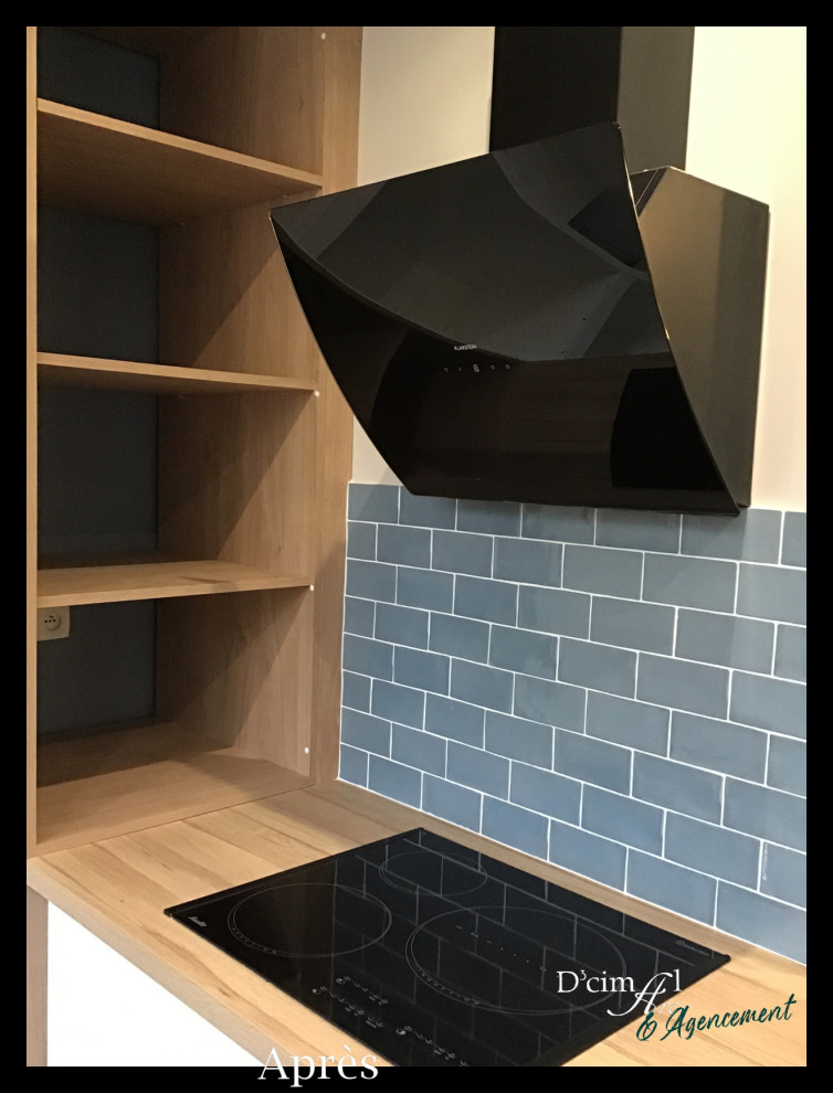 Foto på ett mellanstort skandinaviskt brun kök, med en dubbel diskho, släta luckor, vita skåp, laminatbänkskiva, blått stänkskydd, stänkskydd i porslinskakel, vita vitvaror, klinkergolv i keramik, en halv köksö och svart golv