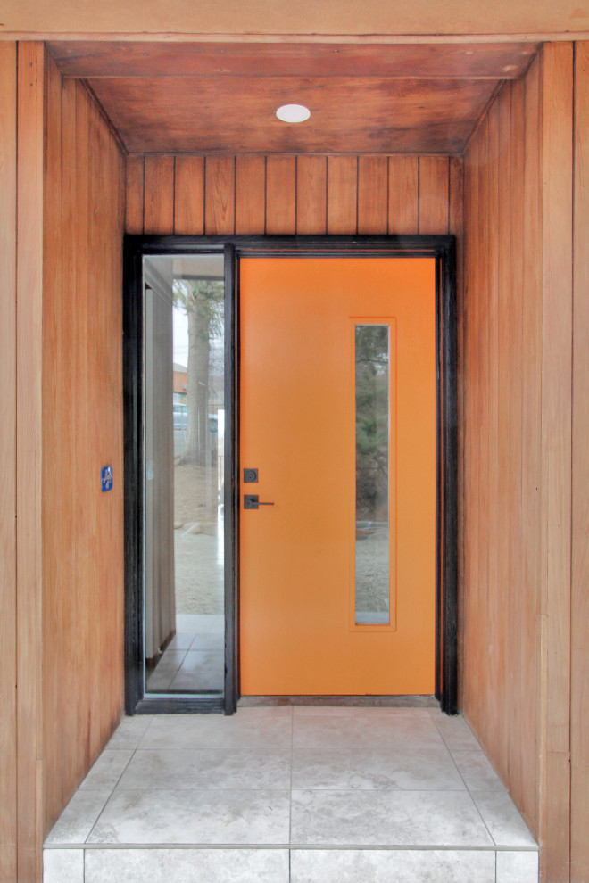 Inspiration för mellanstora moderna ingångspartier, med en enkeldörr och en orange dörr