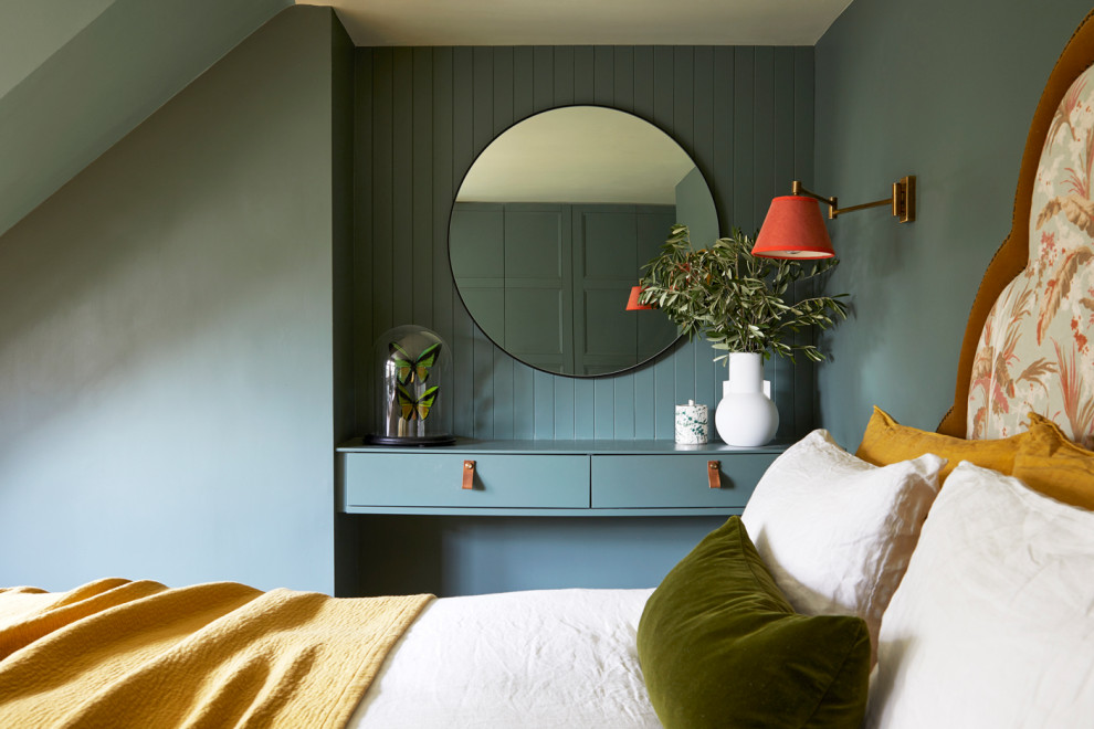 Imagen de dormitorio principal tradicional renovado de tamaño medio con paredes verdes, suelo de madera en tonos medios, suelo beige y panelado
