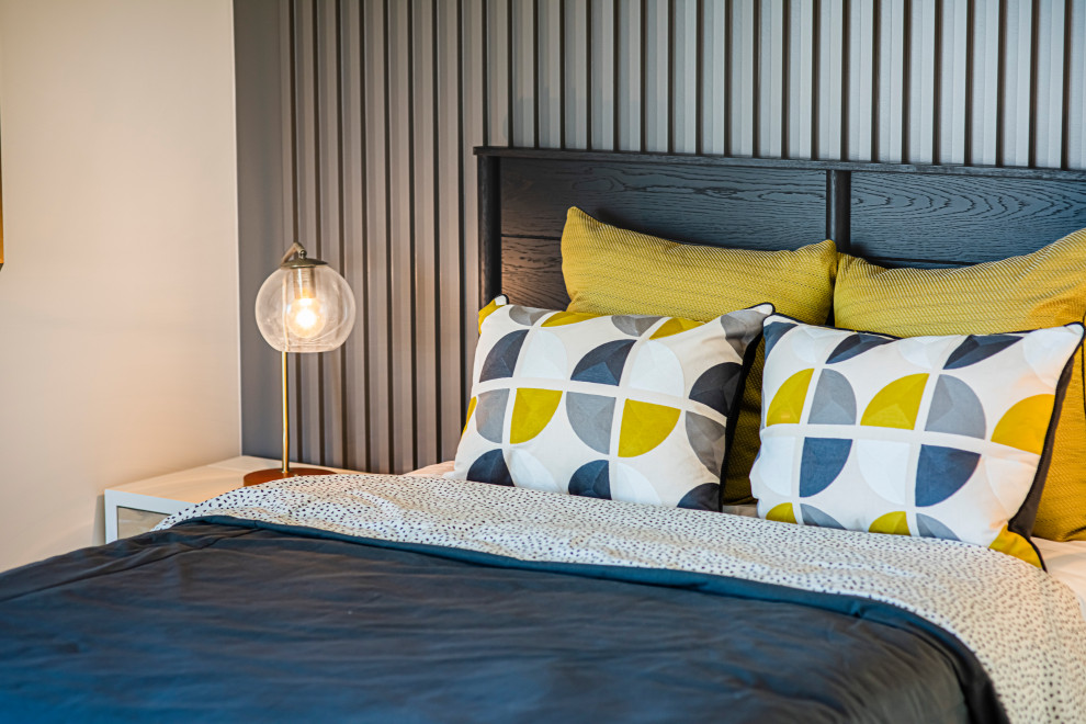 На фото: хозяйская спальня среднего размера в скандинавском стиле с белыми стенами и ковровым покрытием без камина с