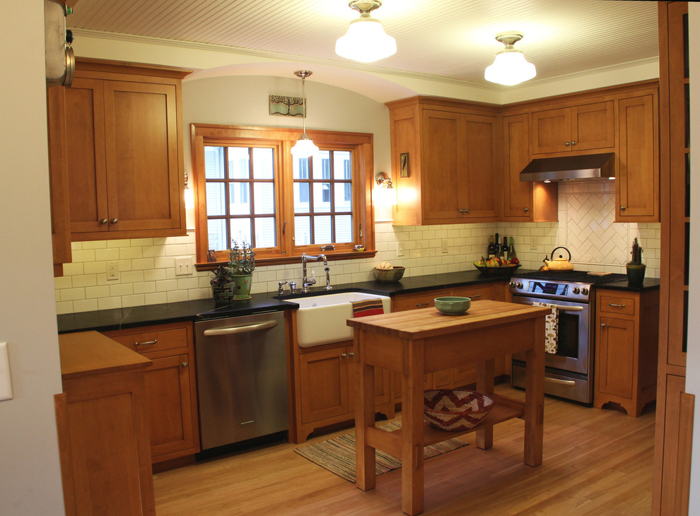 Eat-in kitchen - mid-sized cottage eat-in kitchen idea in Milwaukee with a farmhouse sink