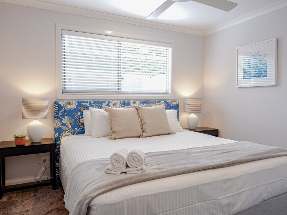 Kleines Modernes Gästezimmer mit blauer Wandfarbe, Teppichboden und Tapetenwänden in Sonstige