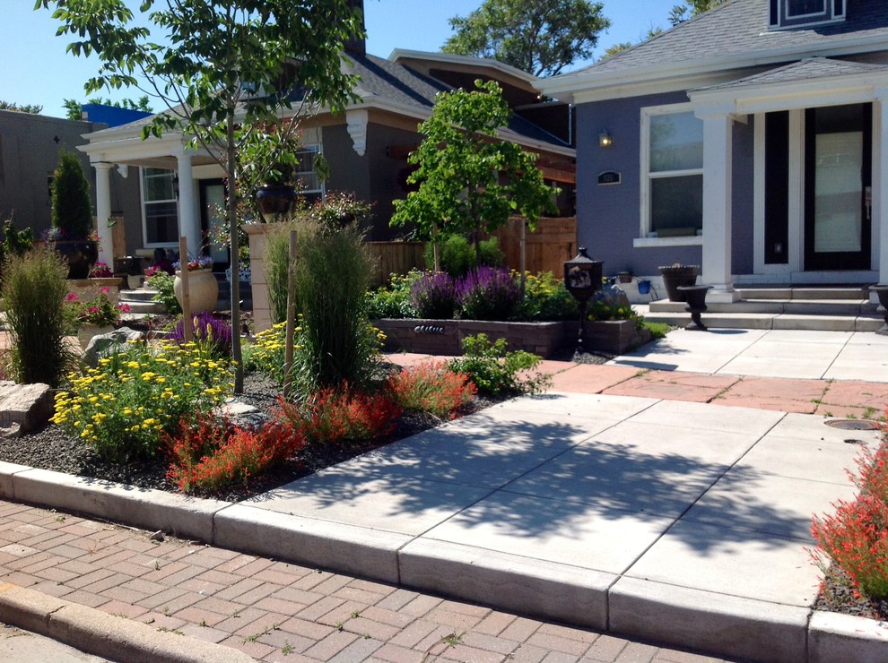 Photo of a small arts and crafts front yard xeriscape in Denver with decomposed granite.