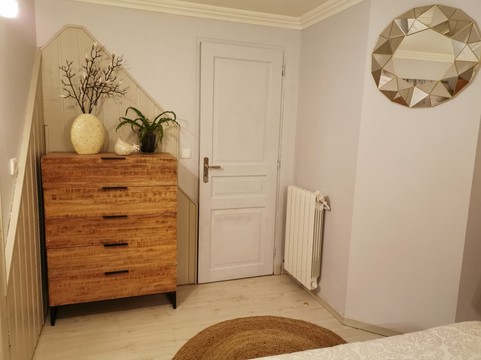 Inspiration pour une chambre avec un mur beige, parquet clair, un sol beige et du lambris de bois.