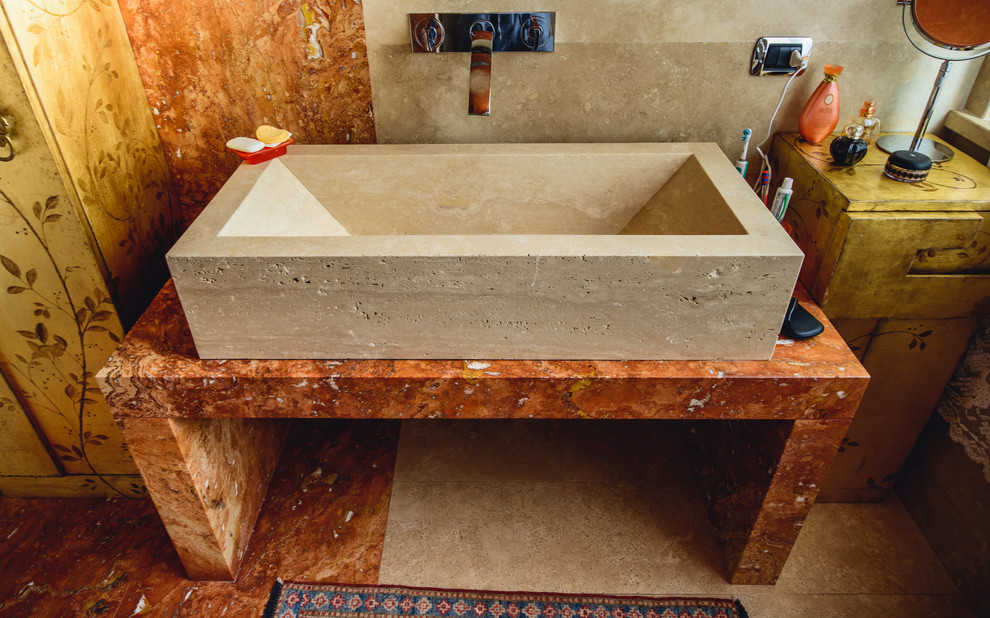 Foto di una stanza da bagno industriale