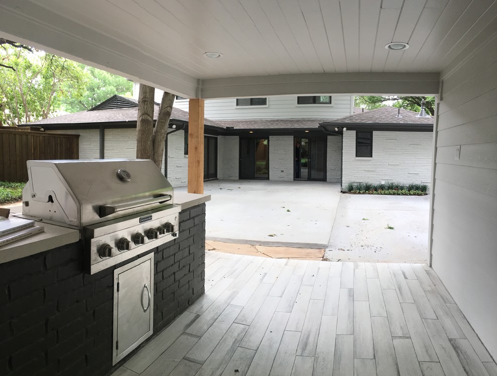 Outdoor kitchen deck - mid-sized rustic courtyard outdoor kitchen deck idea in Dallas with a roof extension
