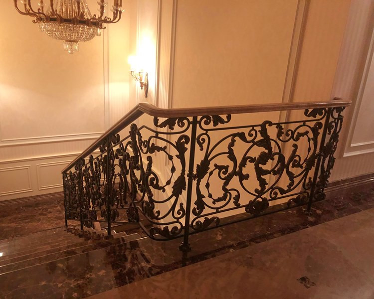 Кованные ограждения каменной лестницы