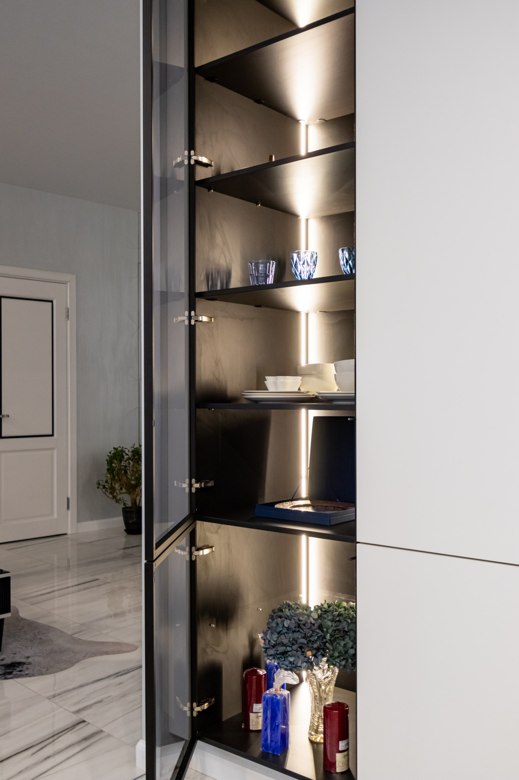 Шкаф для кухни с прозрачными фасадами и подсветкой